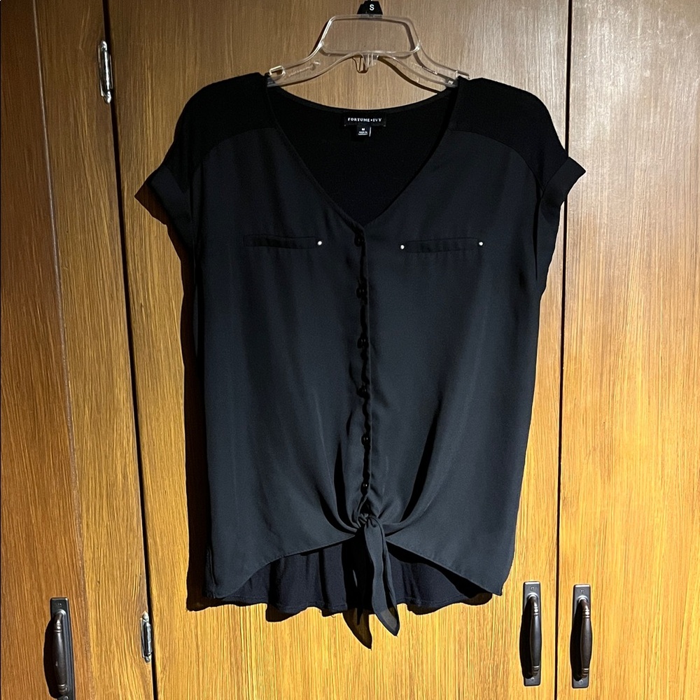 Fortune + Ivy Black Tie-Front V-Neck Blouse size M